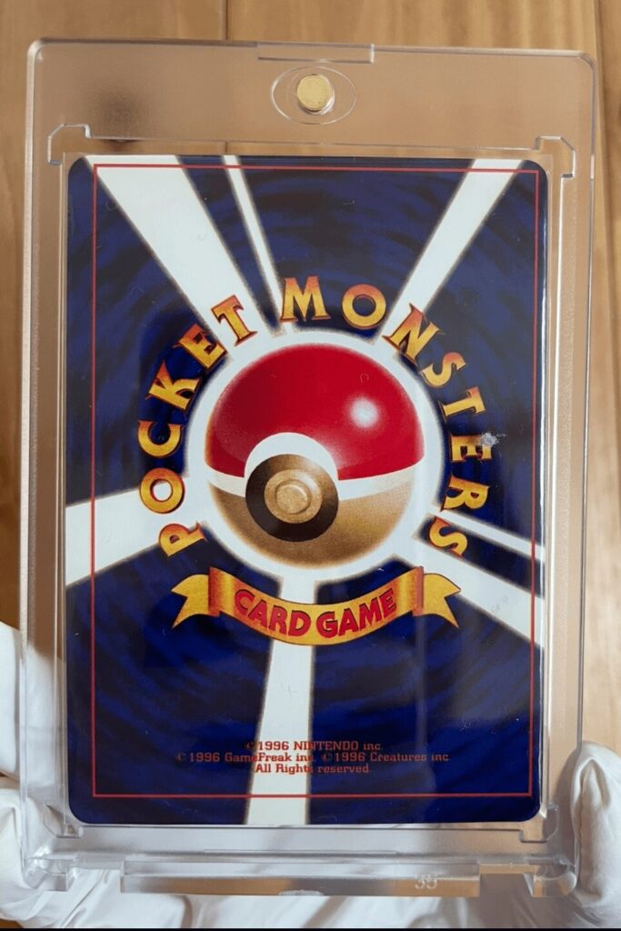 夫の実家で見つかったポケカ「ひかるミュウ」裏面